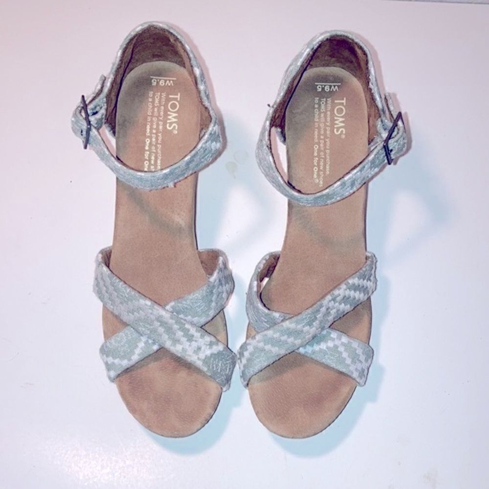 Toms Aztec patterned 3.75” wedges with 1” platform - Picture 3 of 7